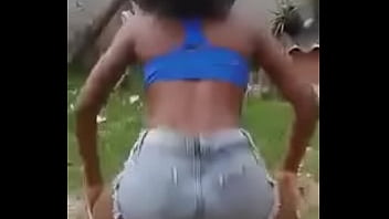 Mulher dansando e fudendo