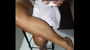 Travesti de calcinha fio dental dando o cu